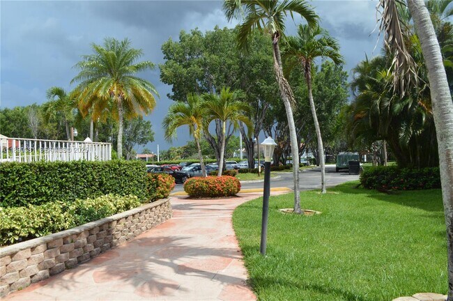 Building Photo - 303 Racquet Club Rd