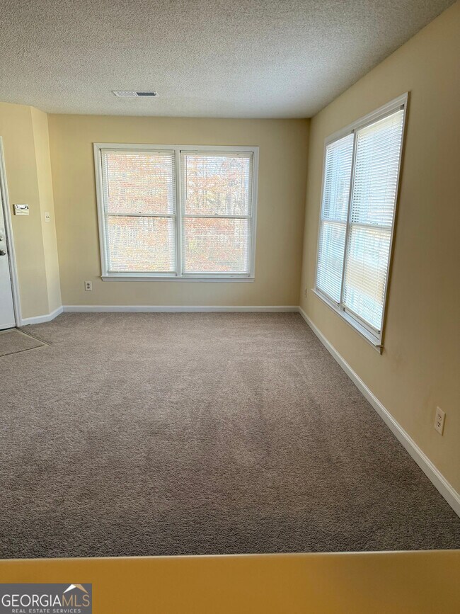 Building Photo - 1600 Oakpoint Dr SW