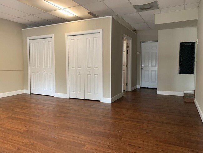 Building Photo - 4 Bedroom 2 Bath Spacious Home