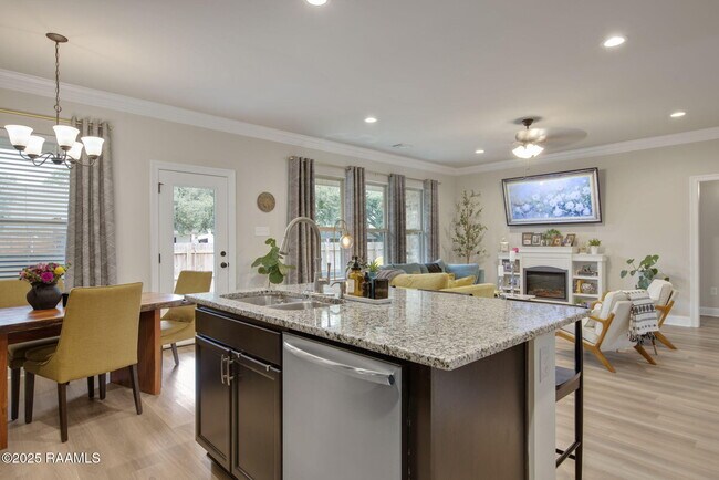 Building Photo - 301 Oak Hill Ln