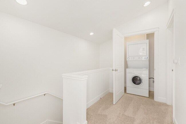 Building Photo - Fantastic Ballard 3 Bedroom 3 Bath Townhouse w/ Garage