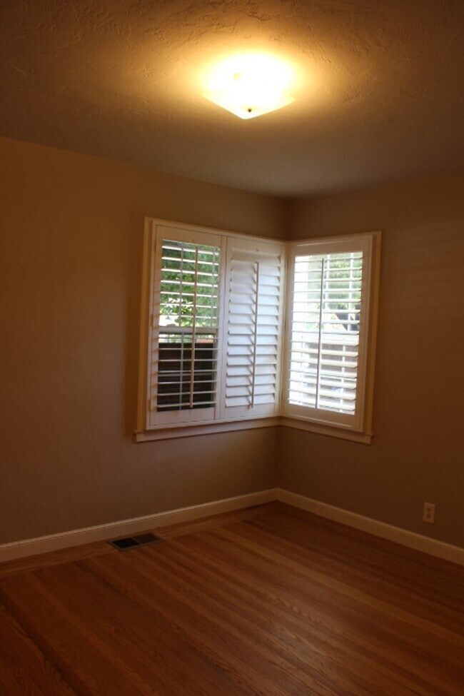 Building Photo - 709 N Claremont St