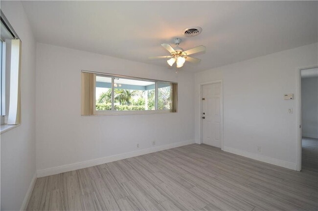 Building Photo - 1711 NE 60th St