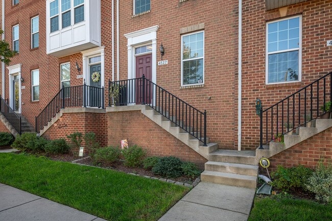 Building Photo - Luxury 3-Bed, 4-Bath Townhouse with Modern Amenities