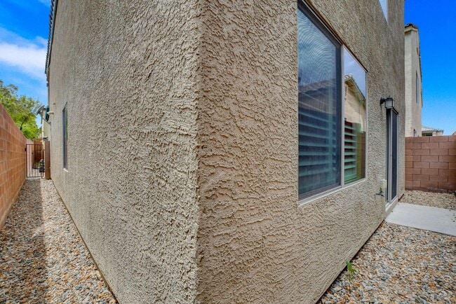 Building Photo - Gorgeous Three Bedroom in the Northwest!