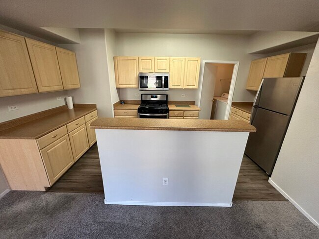 Building Photo - CUTE UPSTAIRS CONDO UNIT , LOCATED IN A GATED COMMUNITY 2 BEDROOM / 2 FULL BATH