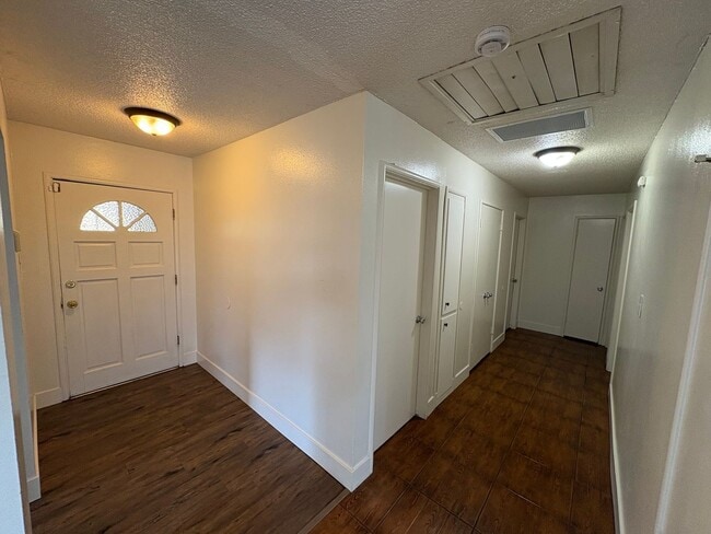 Building Photo - Spacious SE Tulare Home Near Shopping Centers Rent Ready!