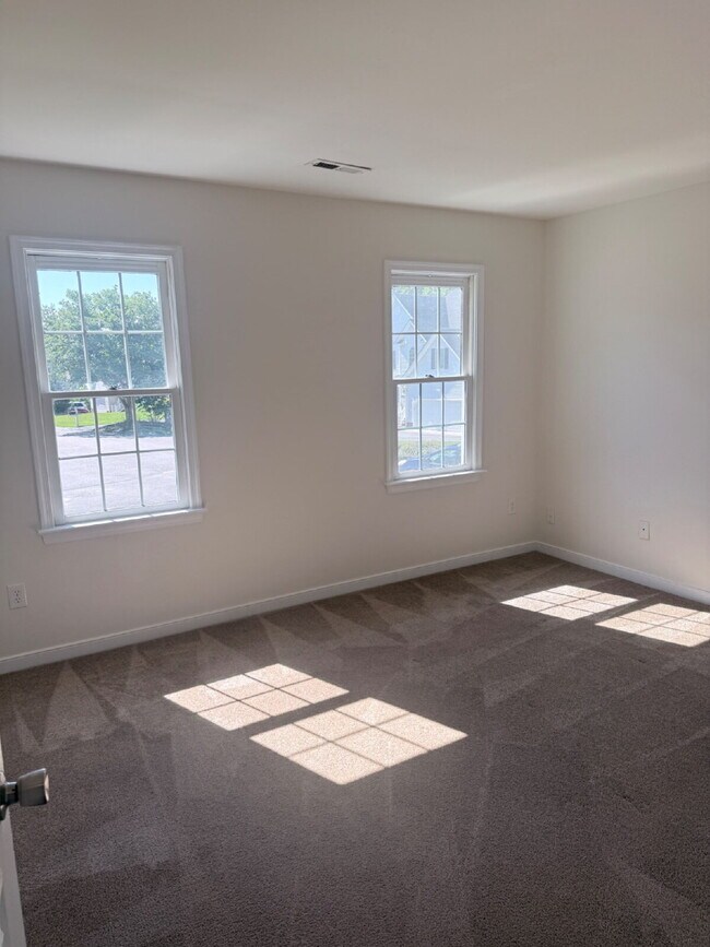 Building Photo - Great Location 3 Bedroom Home Ready to Move In