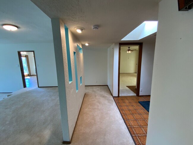 Building Photo - 3 Bedroom Single Story Home Available Near...