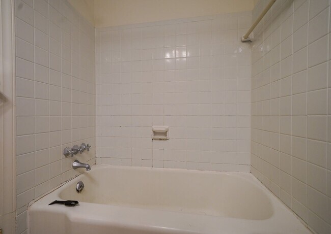 Building Photo - Cotswold  3 bed, 2bath brick ranch