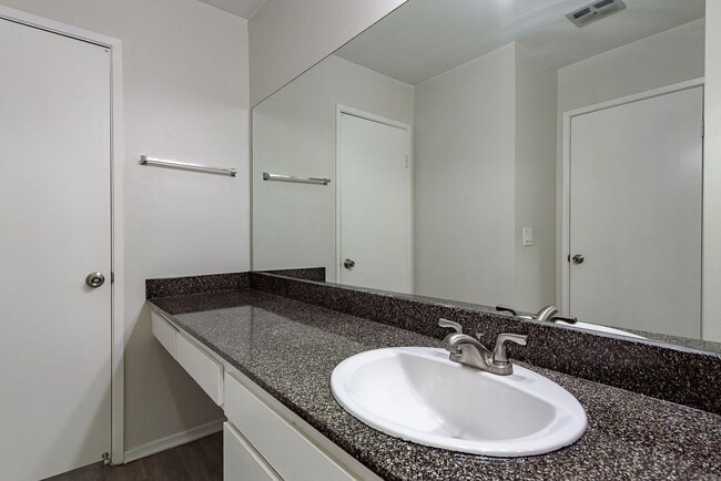 Building Photo - Amazing, Quiet University City Condo For Rent