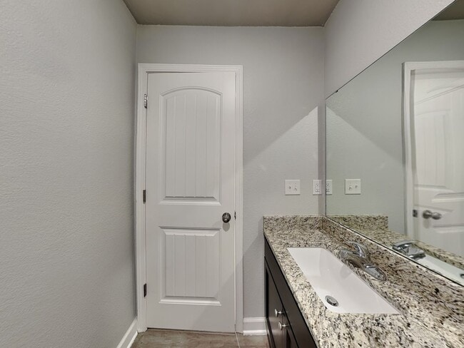 Building Photo - Charming 3-Bed, 2-Bath Home in Blue Springs