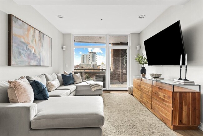 Building Photo - 300 Commercial St