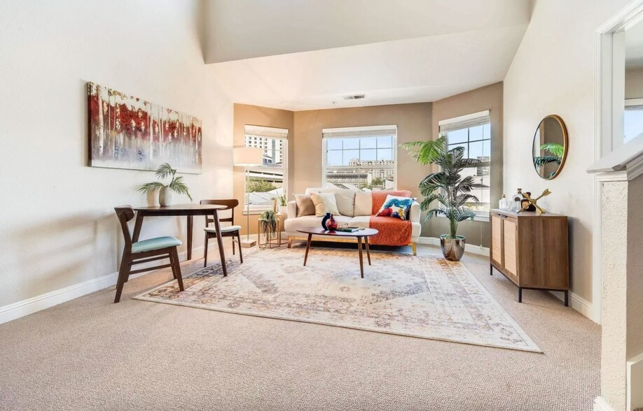 Living/dining space - 555 10th St