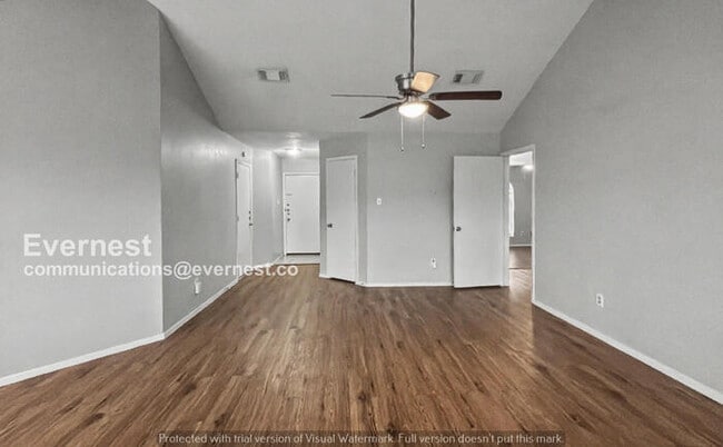 Building Photo - 3 Bed, 2 Bath Home with Garage and Fenced Yard / Pet-Friendly /Available Now!