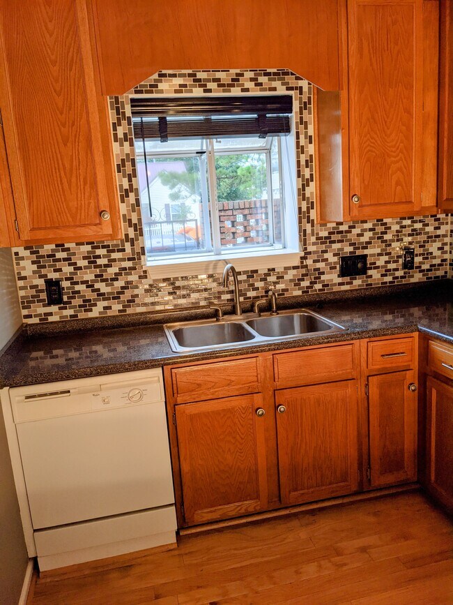 Dishwasher - 940 Glenn St