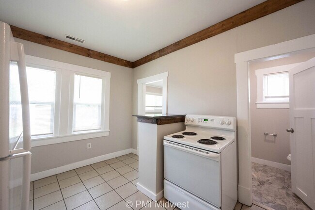 Building Photo - "Charming 1-Bedroom Retreat with Spacious Comfort in Indianapolis!"