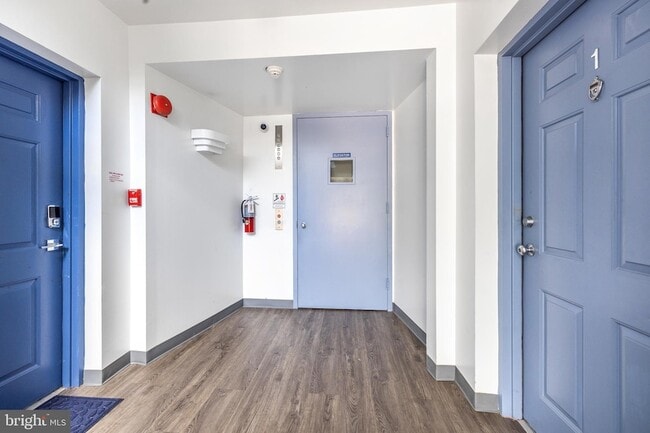 Building Photo - 5213 Le Parc Dr