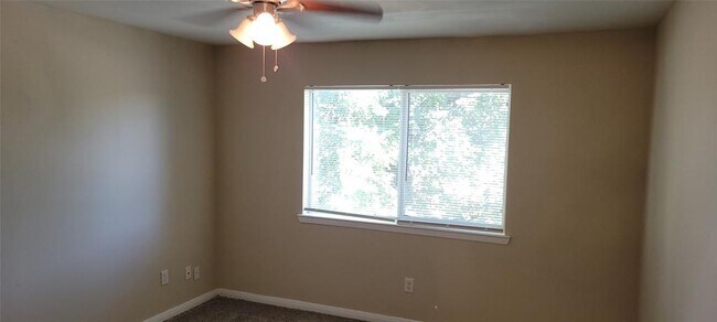 Building Photo - 5625 Antoine Dr