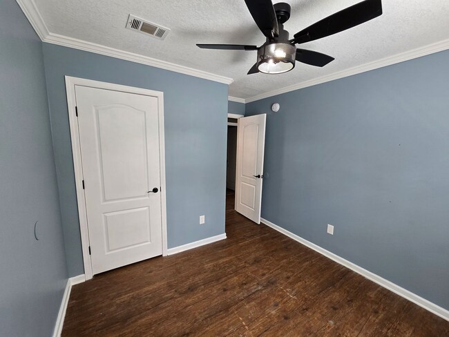 Building Photo - 5527 Lassen St