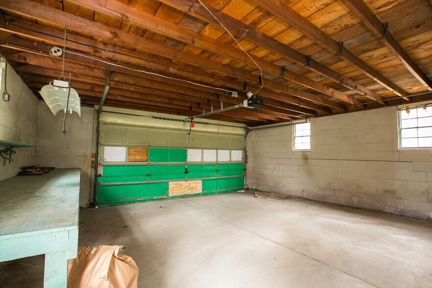 Two-car garage - 148 Niagara Ave
