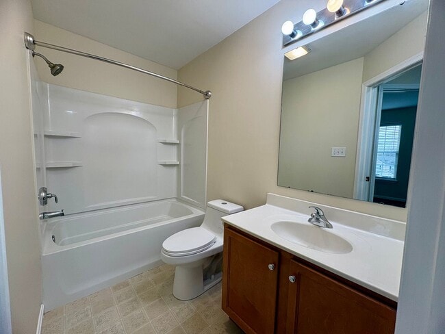 Building Photo - 3 Bedroom 2.5 Bathroom in York!