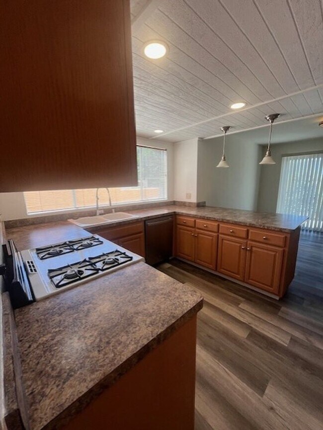 Building Photo - Spacious 4-Bedroom home centrally located ...