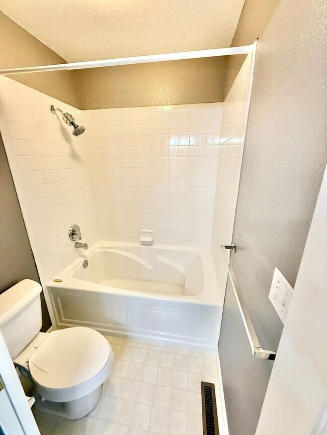 Building Photo - 3 Bedroom 2.5 Bath Townhome with 1 car gar...