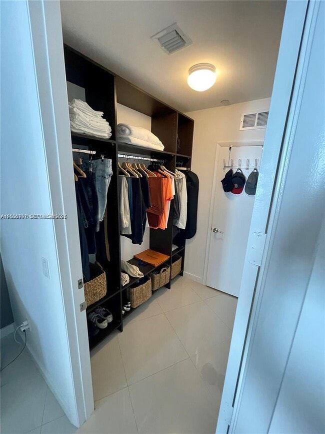 Building Photo - 15811 Collins Ave