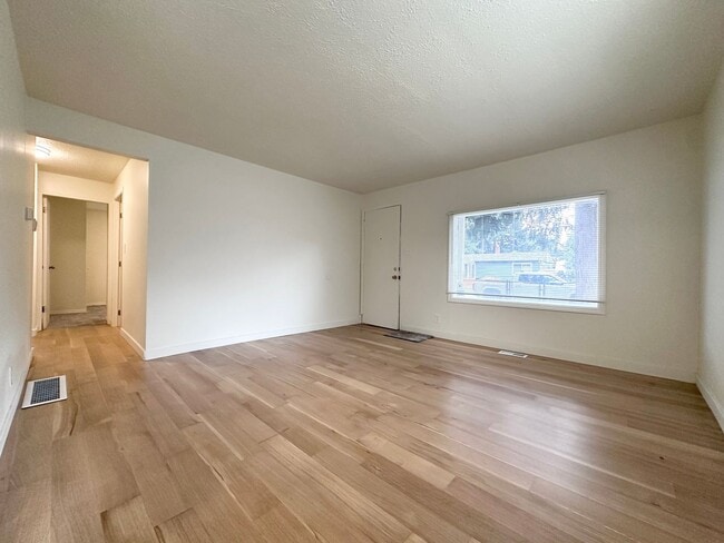 Building Photo - Remodeled 3 Bed 1 Bath Single-Family Home in Pleasant Valley/Powellhurst-Gilbert