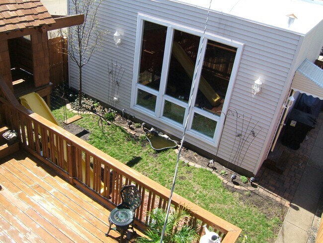 Building Photo - 2930 N Melvina Ave