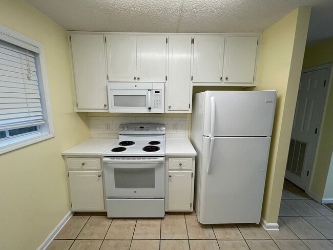 Building Photo - Foxchase Subdivision - End Unit!