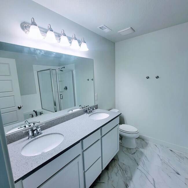 Building Photo - Gorgeous Townhome!!!