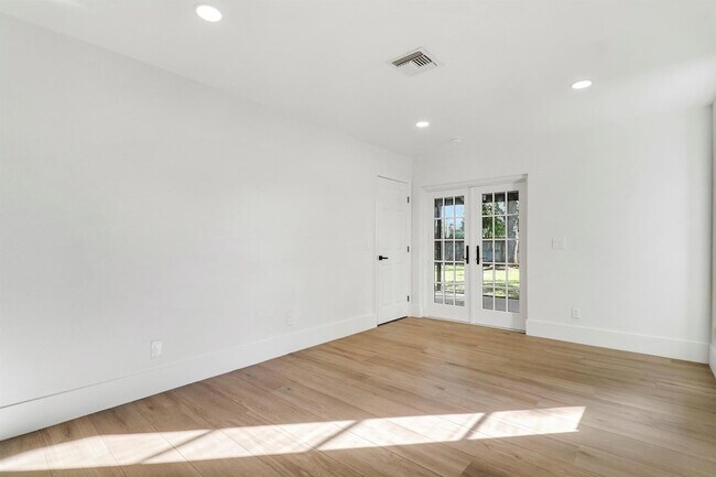 Building Photo - 1009 Alamanda Dr