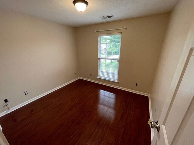 Building Photo - Beautiful Shelbyville Home For Rent