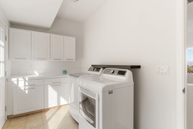 Building Photo - Beautiful 3 Bedroom 3 Bathroom Home With Stunning Views
