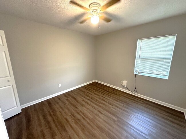 Building Photo - MODERN 2/1 TWN 2nd Story Unit w/ Washer/Dr...