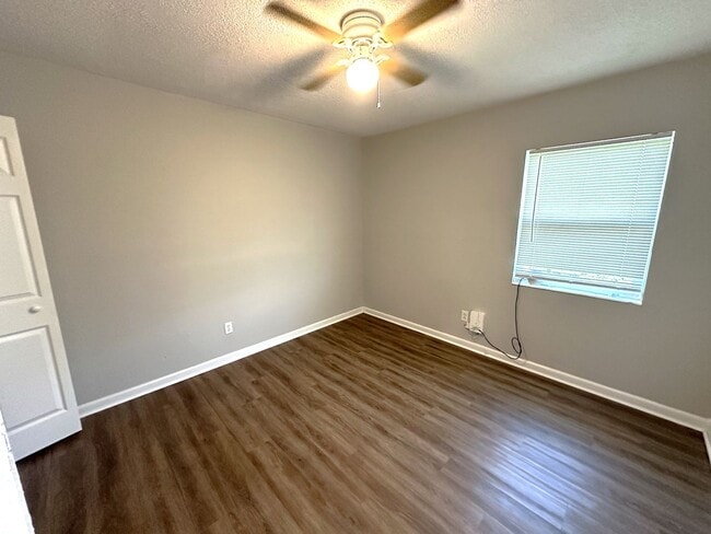 Building Photo - MODERN 2/1 TWN 2nd Story Unit w/ Washer/Dryer! Walk to Downtown! $1050/month Avail NOW!
