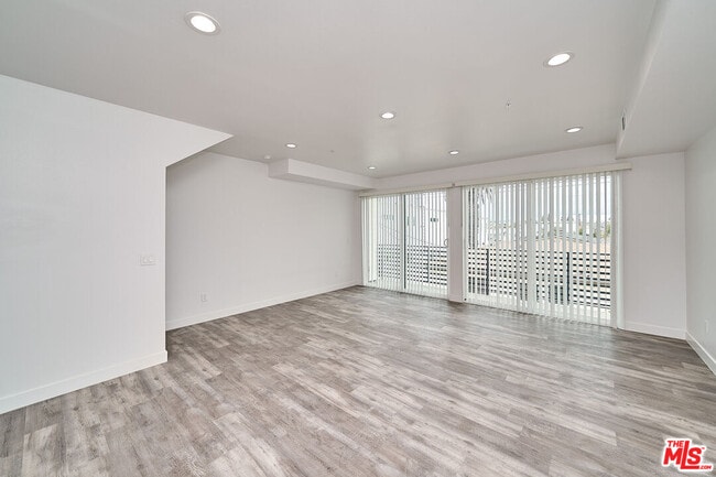 Building Photo - 603 W 41st Pl