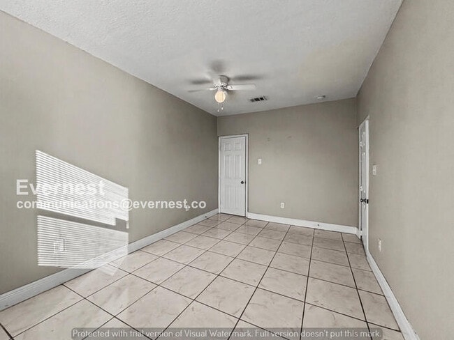 Building Photo - 4 Bed, 2 Bath Home with Off-Street Parking / Pet-Friendly / Available Now!