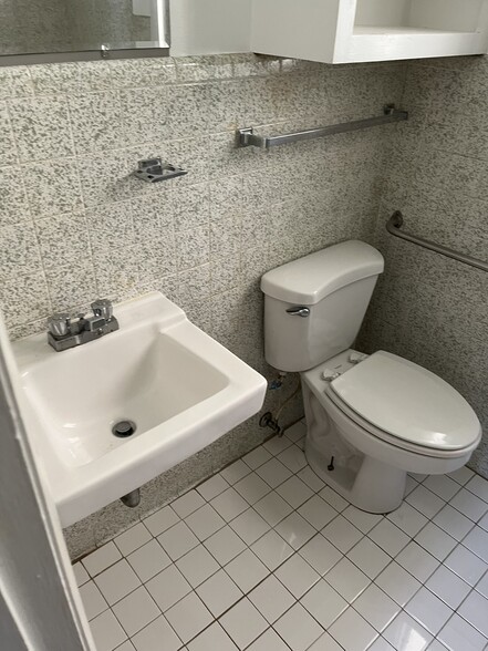 Bath - 3020 Fernbrook Ln