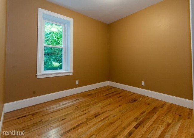 Building Photo - 5 br, 2 bath Triplex - 6 Lothian Rd 2