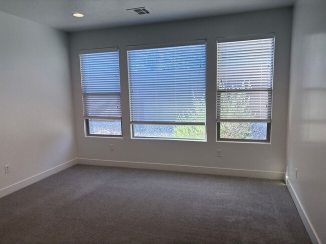 Building Photo - 3 bed | 2.5 bath single story with office
