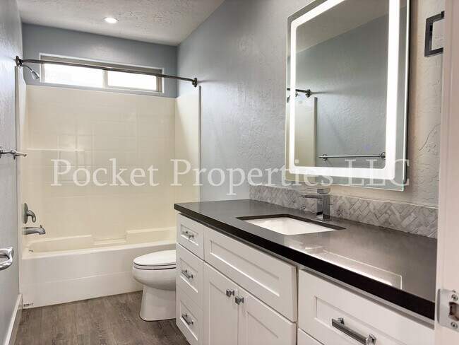 Building Photo - 874 E Forest Ridge Ct