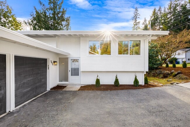 Building Photo - Gorgeous Fully Renovated 5 Bedroom Redmond/Bellevue/Kirkland Border