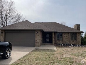 Building Photo - ALL BRICK HOME IN NIXA Located in McCroske...