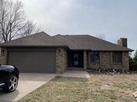 Building Photo - ALL BRICK HOME IN NIXA Located in McCroske...