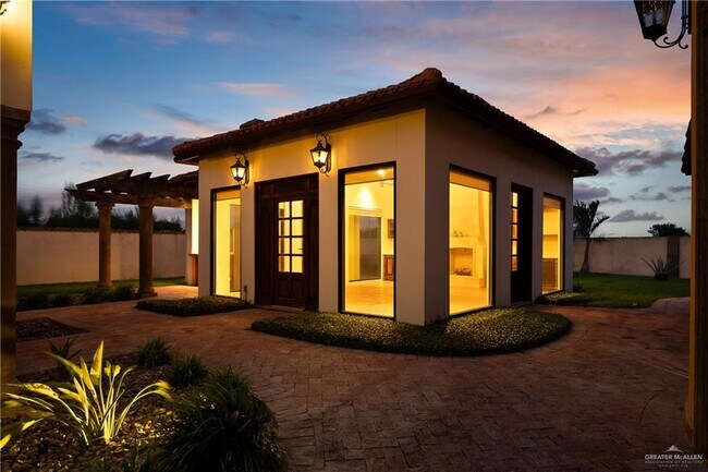 Building Photo - 2304 Antigua Dr