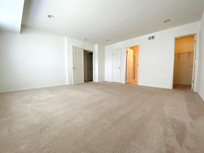 Building Photo - 1601 Wilcox Ave