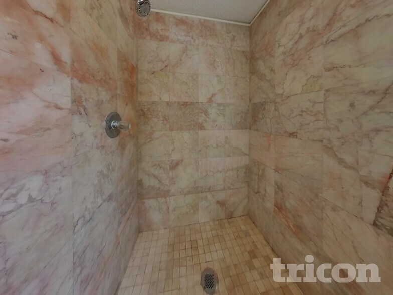 Building Photo - 2663 Kenwood Dr E